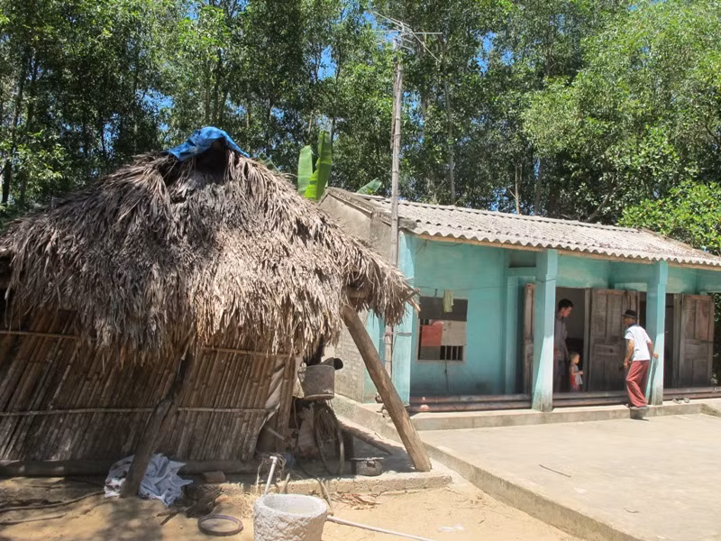 Căn nhà chật hẹp nơi thờ cúng 02 liệt sĩ, hàng chục năm gia đình ông Vũ Hữu Tròn có đơn đề nghị chính quyền cấp Giấy chứng nhận quyền sử dụng đất để ông xây một nơi thờ tự “đàng hoàng” nhưng cũng không được. Ảnh: Hải Minh