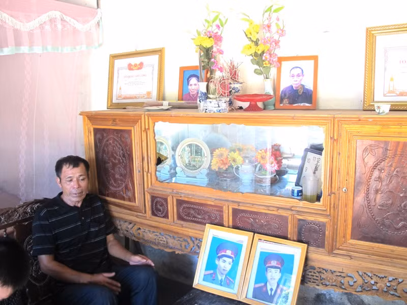 Ông Vũ Hữu Tròn đau lòng khi người mẹ đã mất từ năm 1997, có 02 con là liệt sĩ nhưng đến nay vẫn chưa được truy tặng Bà mẹ Việt Nam anh hùng. Ảnh: Hải Minh