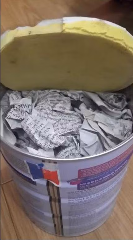 Khi bóc ra bên trong hộp sữa chỉ giấy vụn