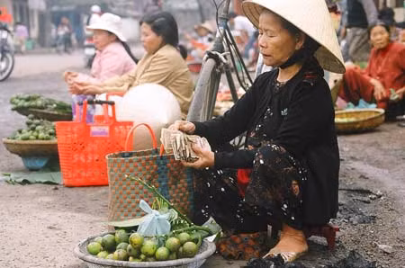 Lệ thường người đi phiên chợ Gia Lạc mồng 1 Tết mua một trái cau, một ngọn trầu với mong muốn sẽ an bình trong năm mới, sau đó mới mua đặc sản của chợ theo sở thích. Lệ thường người đi phiên chợ Gia Lạc mồng 1 Tết mua một trái cau, một ngọn trầu với mong muốn sẽ an bình trong năm mới, sau đó mới mua đặc sản của chợ theo sở thích.