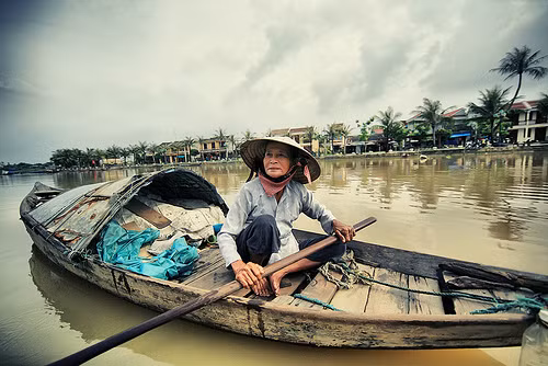 Chợ biếu tặng/chợ nhân văn Gia Lạc Đầu xuân, người dân Huế có thú vui đi chợ Tết Gia Lạc, cốt để mua lộc đầu năm, mua sự may mắn, suôn sẻ. Theo tài liệu cũ cho biết, người ở vùng chợ Dinh, Gia Hội đi chợ này là để có dịp bói đò nhân năm mới vì phải qua sông. Nếu khi đến bến mà đò đang neo đợi, nghĩa là sẽ được thong dong trong năm mới. Ngược lại khi đến bến mà đò sang sông, ấy là điềm báo sẽ lận đận trong năm ấy. Chợ biếu tặng/chợ nhân văn Gia Lạc Đầu xuân, người dân Huế có thú vui đi chợ Tết Gia Lạc, cốt để mua lộc đầu năm, mua sự may mắn, suôn sẻ. Theo tài liệu cũ cho biết, người ở vùng chợ Dinh, Gia Hội đi chợ này là để có dịp bói đò nhân năm mới vì phải qua sông. Nếu khi đến bến mà đò đang neo đợi, nghĩa là sẽ được thong dong trong năm mới. Ngược lại khi đến bến mà đò sang sông, ấy là điềm báo sẽ lận đận trong năm ấy.