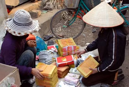 Theo thông lệ, phiên chợ Ngái vàng mã họp vào sáng 16 tháng Chạp, chuyên mua bán đồ vàng mã, chuẩn bị lễ tiễn ông Công - ông Táo chầu Trời vào 23 tháng Chạp,phiên chợ Ngái hàng cá họp ngày mùng 3 Tết, mua bán cá, chuẩn bị việc cúng cơm cá trong lễ “Tạ Cụ” đầu Xuân; chợ Ngái hàng gà họp vào mùng 6 Tết, chuyên mua bán gà, chuẩn bị cho lễ hạ cây nêu ngày mùng 7 tháng Giêng. Theo thông lệ, phiên chợ Ngái vàng mã họp vào sáng 16 tháng Chạp, chuyên mua bán đồ vàng mã, chuẩn bị lễ tiễn ông Công - ông Táo chầu Trời vào 23 tháng Chạp,phiên chợ Ngái hàng cá họp ngày mùng 3 Tết, mua bán cá, chuẩn bị việc cúng cơm cá trong lễ “Tạ Cụ” đầu Xuân; chợ Ngái hàng gà họp vào mùng 6 Tết, chuyên mua bán gà, chuẩn bị cho lễ hạ cây nêu ngày mùng 7 tháng Giêng.