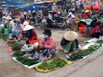 Nét độc đáo của chợ này là nếu món hàng đáng giá 500 đồng thì người bán phải nói lên gấp 100 lần tức 50 nghìn đồng. Xong, nếu người mua đã trả giá rồi thì khi nhận hàng cũng chỉ phải trả đúng giá trị thực tế của nó là 500 đồng mà thôi. Cái quy ước tự nâng và hạ giá xuống 100 lần ấy đã tạo nên một tâm lý được hưởng may mắn giữa người bán (khi bán được bán giá cao) và người mua (khi mua được mua giá thấp). Cả hai đều được may mắn kéo dài cả năm. Nét độc đáo của chợ này là nếu món hàng đáng giá 500 đồng thì người bán phải nói lên gấp 100 lần tức 50 nghìn đồng. Xong, nếu người mua đã trả giá rồi thì khi nhận hàng cũng chỉ phải trả đúng giá trị thực tế của nó là 500 đồng mà thôi. Cái quy ước tự nâng và hạ giá xuống 100 lần ấy đã tạo nên một tâm lý được hưởng may mắn giữa người bán (khi bán được bán giá cao) và người mua (khi mua được mua giá thấp). Cả hai đều được may mắn kéo dài cả năm.