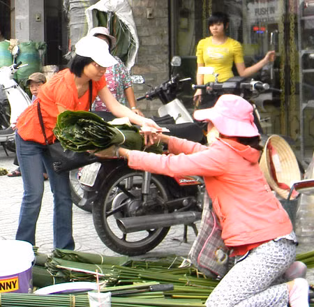 Chợ Ngái (Thạch Thất). Phiên chợ Ngái Lá Dong họp vào ngày 21 tháng Chạp, chuyên mua bán lá dong, lạt giang nứa, chuẩn bị cho việc gói bánh chưng, bánh gio… trước Tết, phiên chợ Ngái hàng Cam họp vào ngày 26 tháng Chạp, mua bán cam bưởi, hoa quả, chuẩn bị cho mâm ngũ quả ngày Tết; Chợ Ngái (Thạch Thất). Phiên chợ Ngái Lá Dong họp vào ngày 21 tháng Chạp, chuyên mua bán lá dong, lạt giang nứa, chuẩn bị cho việc gói bánh chưng, bánh gio… trước Tết, phiên chợ Ngái hàng Cam họp vào ngày 26 tháng Chạp, mua bán cam bưởi, hoa quả, chuẩn bị cho mâm ngũ quả ngày Tết;