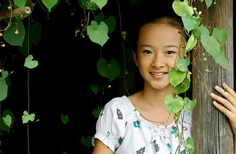 Đã xa thời giản dị, mộc mạc, ngây thơ ngày xưa, Angela Phương Trinh hiện tại thay đổi hoàn toàn bởi phong cách thời trang cũng cách trang điểm. Không ít lần khiến dư luận xôn xao khi cô khoác lên mình những trang phục rất đỗi phản cảm, thậm chí là lệch lạc so với tuổi tác. Đó là những trang phục xẻ cao, khoét sâu thấu trời, những bộ váy ren xuyên thấu... khoe thân hình đẫy đà, phổng phao mà nhiều đàn chị phải thua xa. Và cả những làn mi cong vút, những đôi môi đỏ mọng đang khiến cô nàng 'chín ép' và dừ hơn rất nhiều so với bạn bè cùng trang lứa.