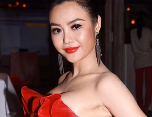 Hoa hậu người Việt hoàn cầu 2012 Julia Hồ xuất hiện trong nhiều sự kiện showbiz gần đây với gương mặt sưng tấy đáng nghi hoặc