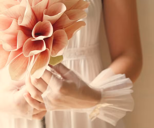 Chất liệu voan mỏng cho đôi tay khêu gợi hơn Chất liệu voan mỏng cho đôi tay khêu gợi hơn