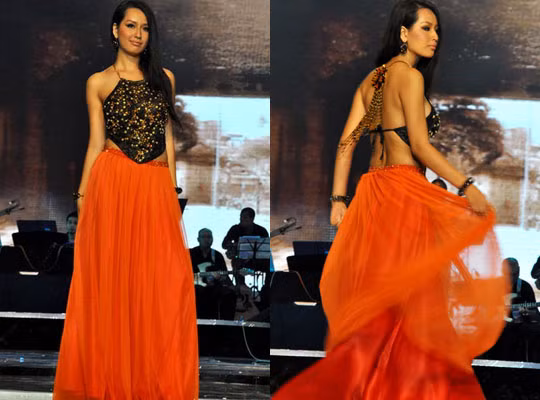 Sàn catwalk như bừng sáng bởi sự lộng lẫy của Mai Phương Thúy khi diện áo yếm đính kim sa lấp lánh.