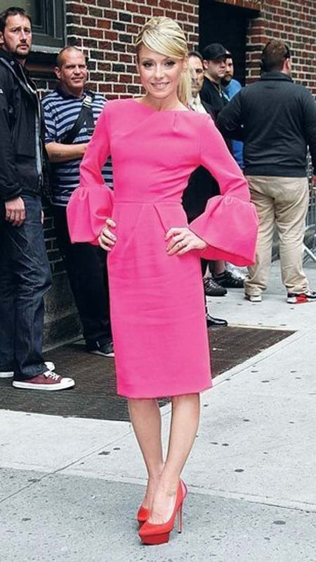 Kelly Ripa và váy màu neon tay xòe của Roksanda Ilincic
