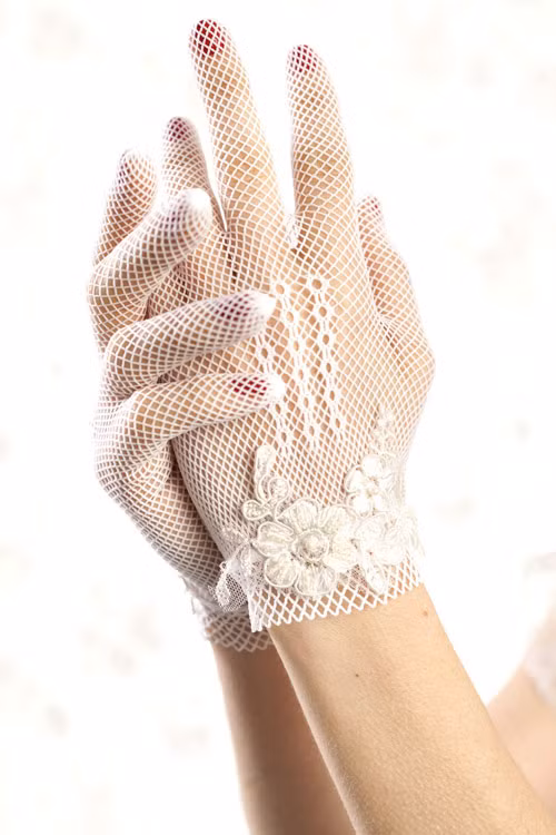 Những mẫu găng tay cô dâu từ ren mềm mại và quyến rũ Những mẫu găng tay cô dâu từ ren mềm mại và quyến rũ