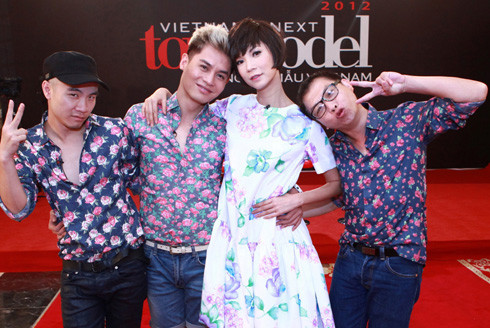 5. Tạo hình mềm mại Tư thế tạo hình khi pose và chiếc áo sơ mi hoa này liệu có phải chỉ dành cho phái nữ?
