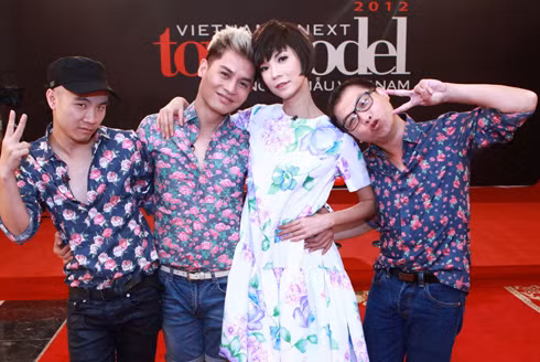 5. Tạo hình mềm mại Tư thế tạo hình khi pose và chiếc áo sơ mi hoa này liệu có phải chỉ dành cho phái nữ? 5. Tạo hình mềm mại Tư thế tạo hình khi pose và chiếc áo sơ mi hoa này liệu có phải chỉ dành cho phái nữ?