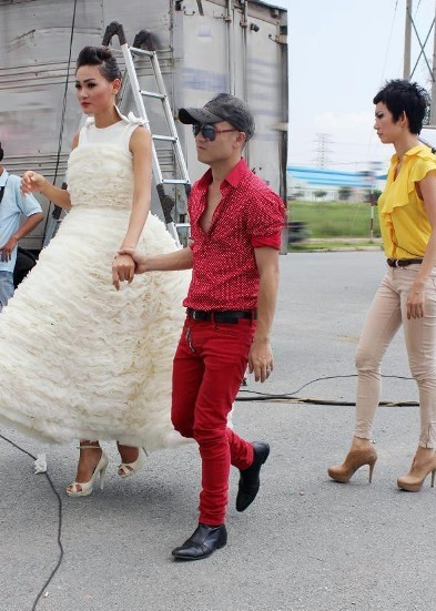 Anh thường xuất hiện cùng những sắc màu chói gắt và thật nổi bật