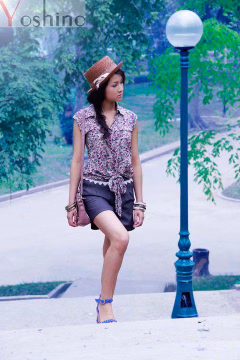 Sở hữu một vóc dáng của một người mẫu teen, Hồng Trần được bạn bè đánh giá là một cô gái có gu ăn mặc thời trang. Chiếc áo sơ mi điệu đà với nút thắt ở gấu kết hợp với quần sooc ngắn tạo nên phong cách trẻ trung, năng động nhưng không kém phần nữ tính cho cô nàng 9x.