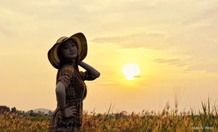 Dưới ánh nắng hoàng hôn phản chiếu lên gương mặt vẻ mộc mạc, trữ tình.
