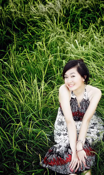 Sở hữu nước da trắng ngần, teen girl Khánh Huyền không lạm dụng quá nhiều son phấn, điểm nhấn trên gương mặt trang điểm của cô là đôi mắt vẽ liner tự nhiên và màu son môi ánh hồng tự nhiên.