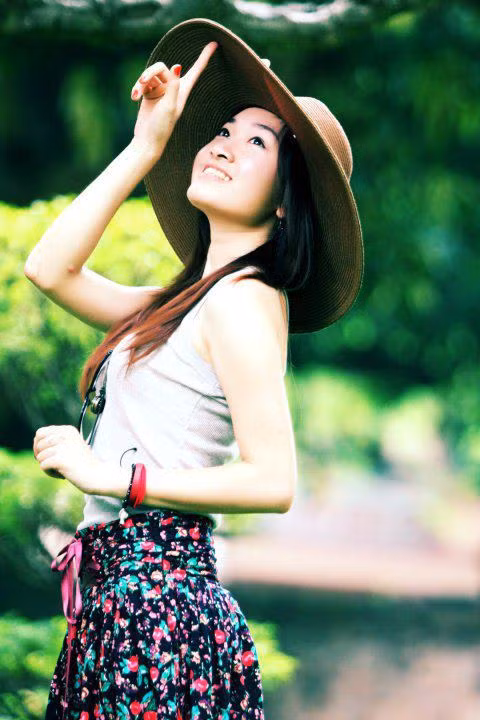 Dáng người thanh mảnh, gương mặt tươi xinh, rạng rỡ là ưu điểm đầu tiên của chủ nhân Facebook Trần Khánh Huyền. Với sở thích chụp hình và được chụp hình, cô nàng sinh năm 90 này luôn biết cách tạo dáng trước ống kính máy ảnh. Chỉ với một vài kết hợp áo váy và mũ, cô nàng đã thể hiện nét đẹp duyên dáng, điệu đà của một thiếu nữ tuổi đôi mươi.