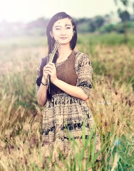 Giữa khung cách thiên nhiên cỏ dại càng tôn lên bức chân dung của một teen girl Thu Trang hồn nhiên và mơ mộng.