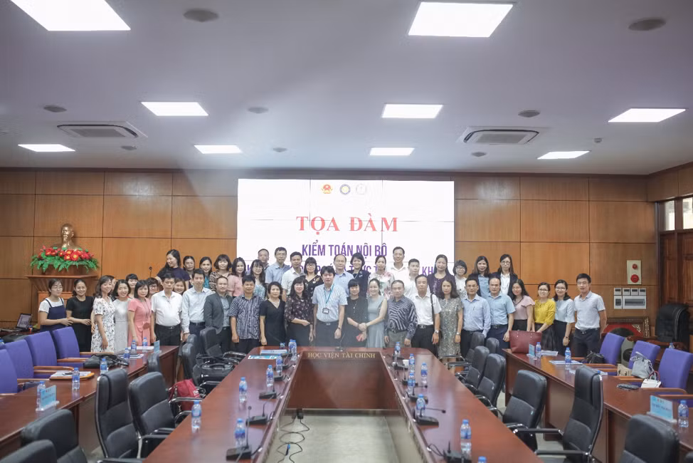 Cuộc tọa đàm với gần 100 đại biểu đến từ Bộ Tài chính, Bộ Quốc phòng, Ngân hành Nhà nước, cac Tổng công ty và 12 trường đại học đến tham dự. (Ảnh: Tác giả cung cấp) Cuộc tọa đàm với gần 100 đại biểu đến từ Bộ Tài chính, Bộ Quốc phòng, Ngân hành Nhà nước, cac Tổng công ty và 12 trường đại học đến tham dự. (Ảnh: Tác giả cung cấp)