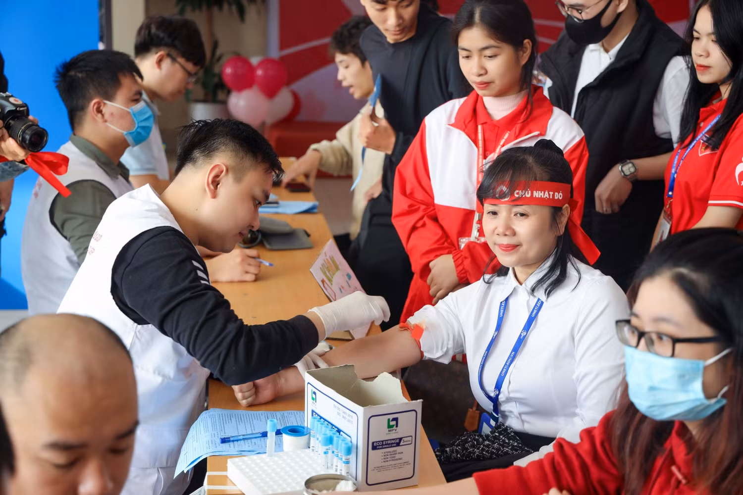 Các thầy, cô giáo và sinh viên tham gia hiến máu sáng ngày 07/12/2023 tại cơ sở 218 Lĩnh Nam, Hà Nội