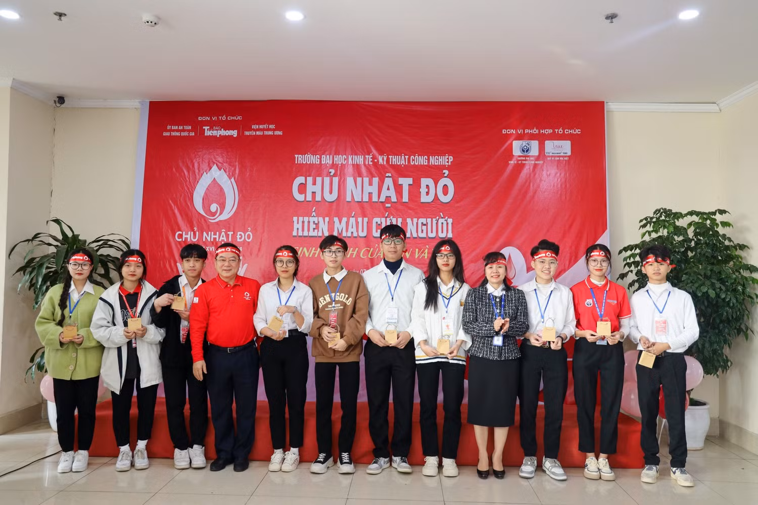 Lãnh đạo Trường và Báo Tiền phong tặng hoa cho các đồng chí trong BTC chương trình và các tình nguyện viên tham gia hiến máu sớm nhất tại ngày hội.