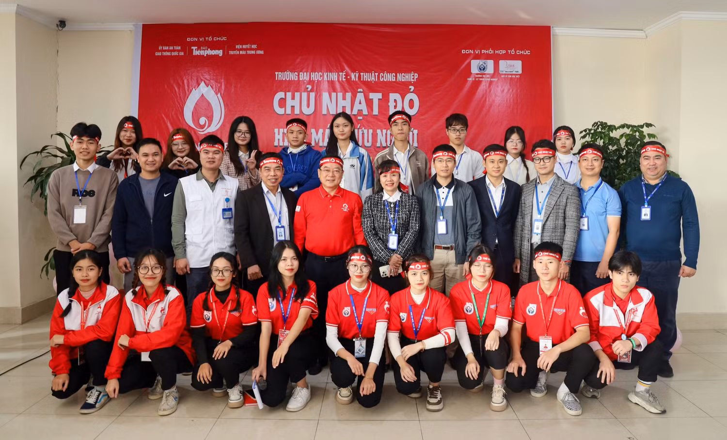 Các đại biểu và tình nguyện viên tham gia chụp ảnh lưu niệm khi kết thúc lễ khai mạc