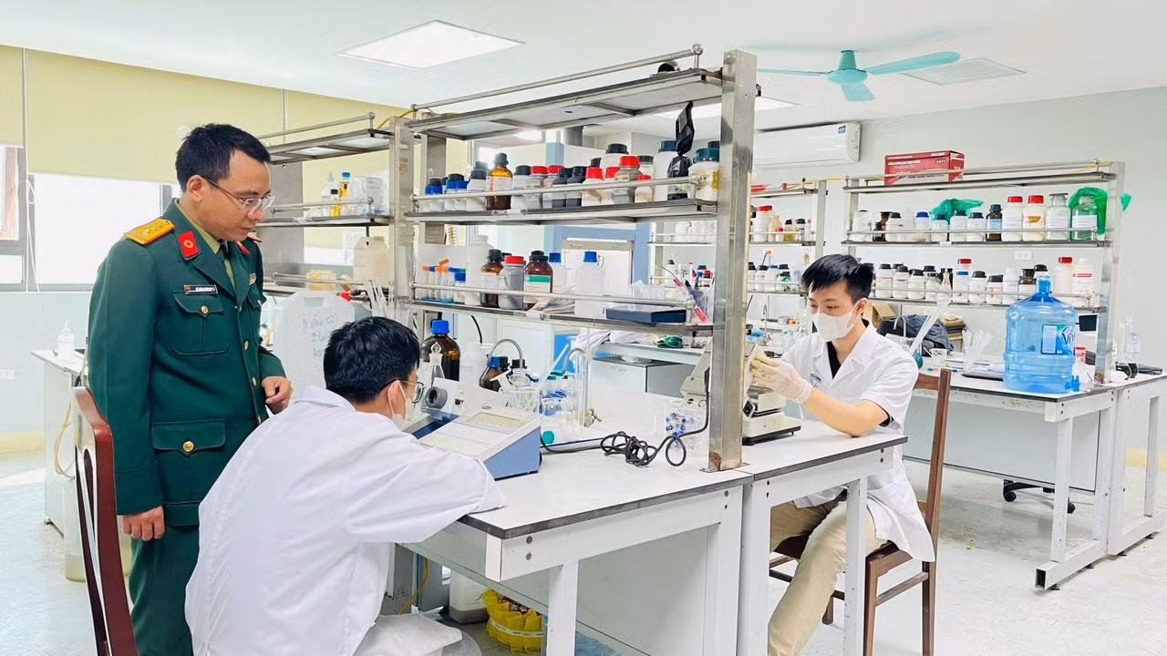 Phó Giáo sư Vũ Bình Dương hướng dẫn các Nghiên cứu sinh làm luận án (Ảnh: MD)