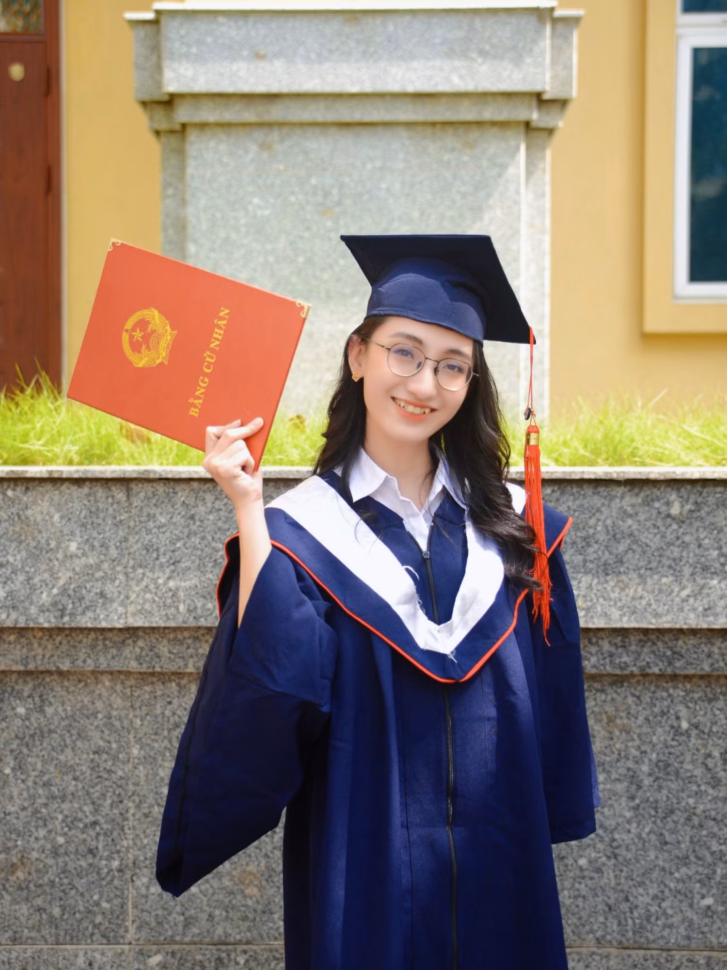 Trần Thị Nhật Thanh duyên dáng trong ngày nhận bằng tốt nghiệp. (Ảnh: NVCC)