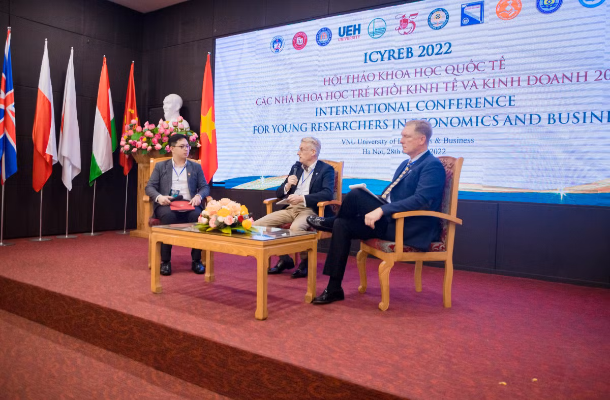 Phiên thảo luận (ảnh: UEB)
