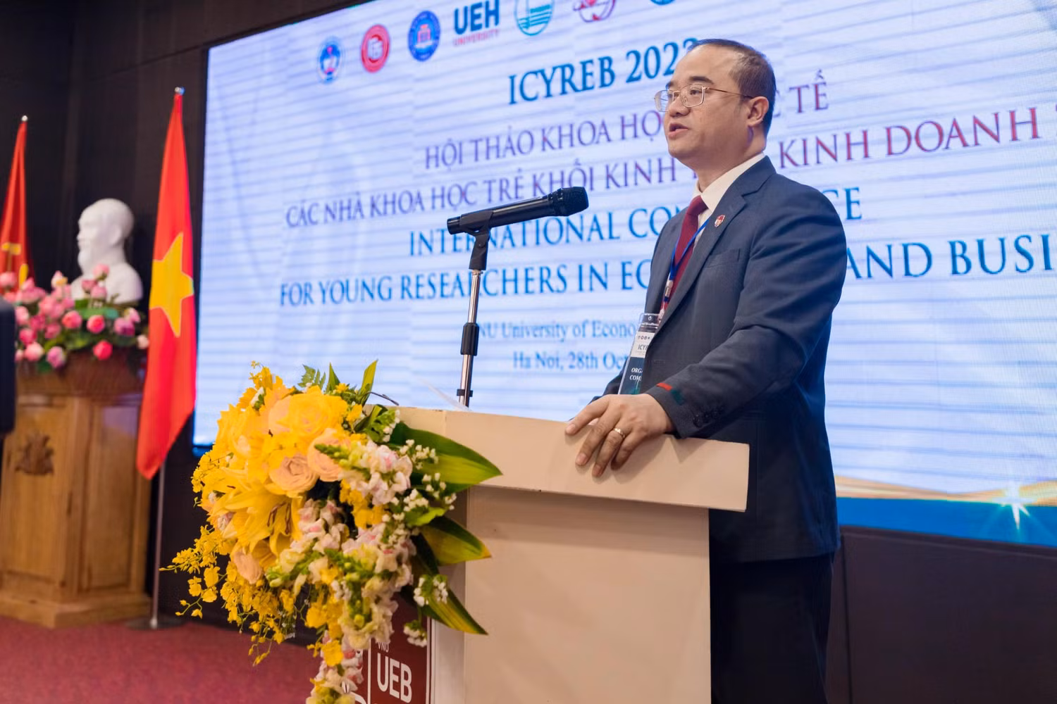 Phó giáo sư, Tiến sĩ Nguyễn Trúc Lê – Bí thư Đảng uỷ, Chủ tịch Hội đồng trường, Trường Đại học Kinh tế - Đại học Quốc gia Hà Nội phát biểu tại hội thảo ICYREB 2022 (ảnh: UEB)