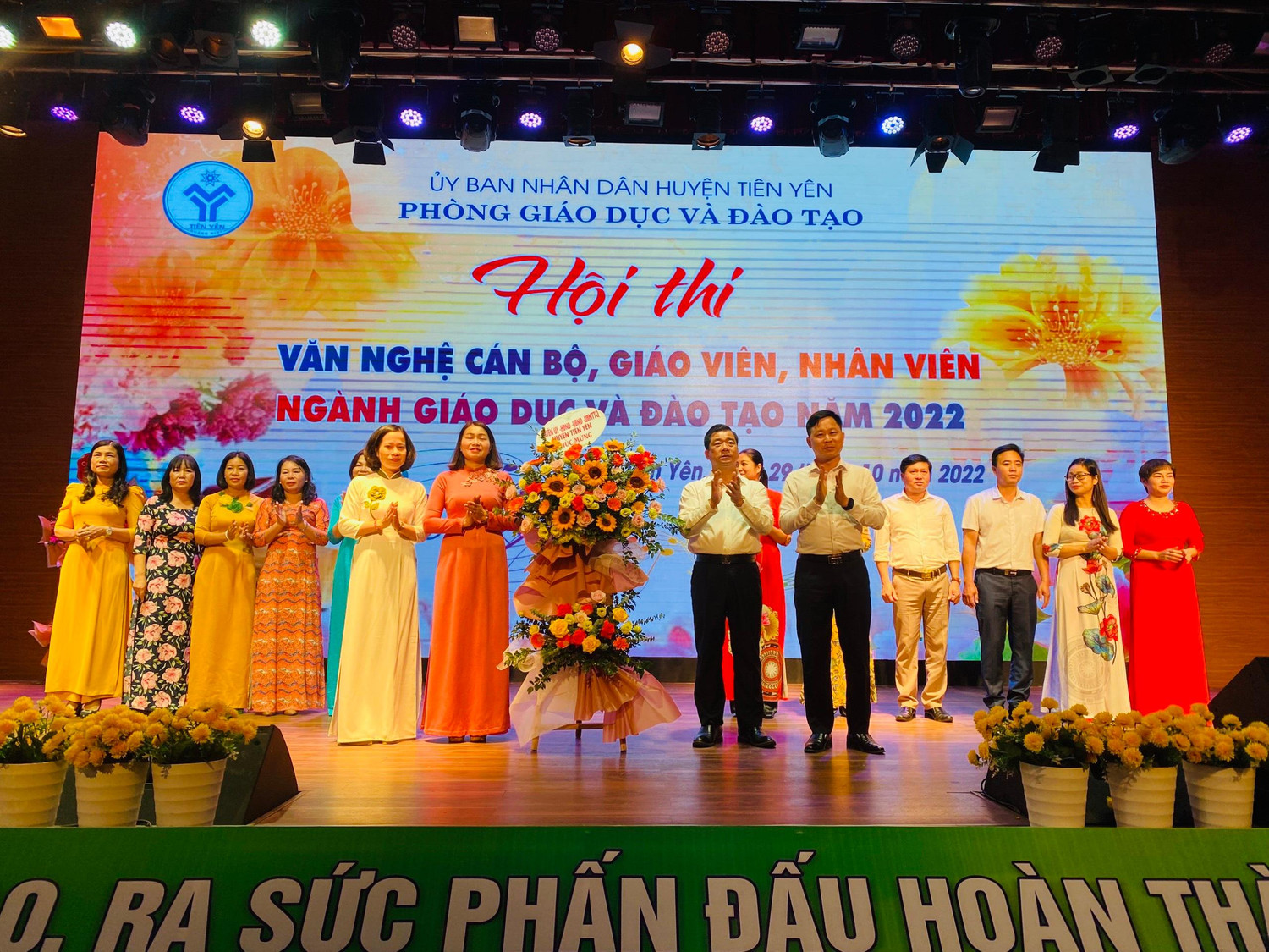 Ông Hà Hải Dương- Tỉnh uỷ viên, Bí thư huyện uỷ - Chủ tịch Uỷ ban nhân dân huyện Tiên Yên và ông Phạm Văn Hoài - Phó Chủ tịch Uỷ ban nhân dân huyện Tiên Yên tặng hoa chúc mừng hội thi Ông Hà Hải Dương- Tỉnh uỷ viên, Bí thư huyện uỷ - Chủ tịch Uỷ ban nhân dân huyện Tiên Yên và ông Phạm Văn Hoài - Phó Chủ tịch Uỷ ban nhân dân huyện Tiên Yên tặng hoa chúc mừng hội thi