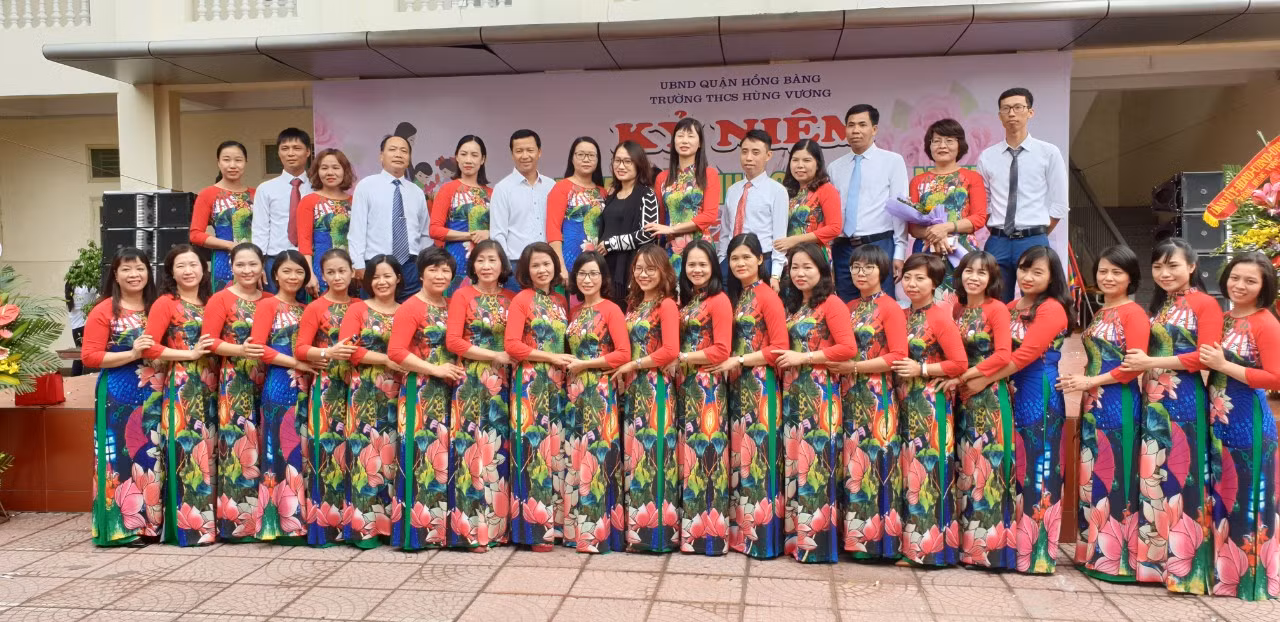 Trường Trung học cơ sở Hùng Vương luôn xác định giáo viên là nhân tố quyết định chất lượng giáo dục đào tạo (Ảnh: Nhà trường cung cấp) Trường Trung học cơ sở Hùng Vương luôn xác định giáo viên là nhân tố quyết định chất lượng giáo dục đào tạo (Ảnh: Nhà trường cung cấp)