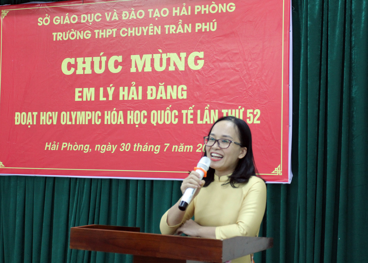 Cô giáo Nguyễn Thị Thanh Thúy, giáo viên dạy Hóa Trường Trung học phổ thông chuyên Trần Phú (Hải Phòng) - Ảnh: Lã Tiến
