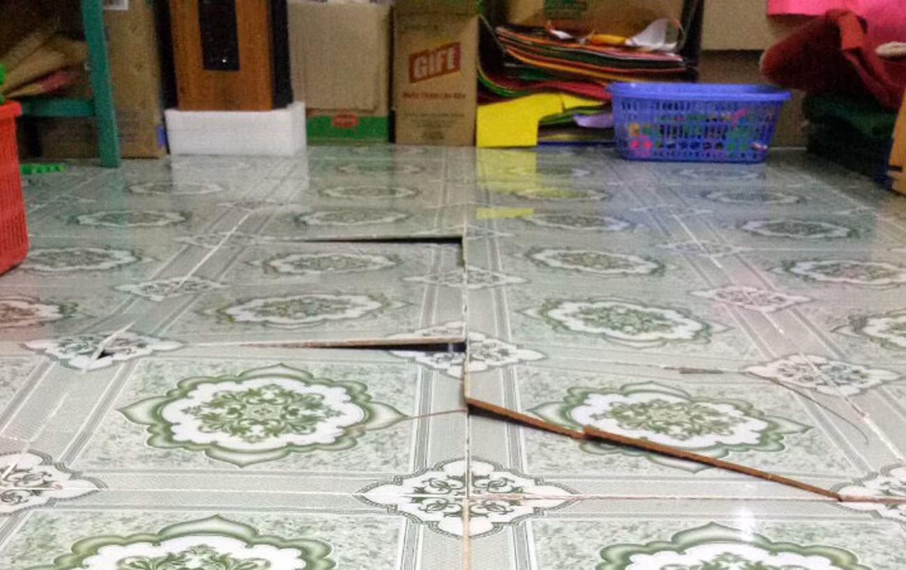 Gạch lát nền của phòng học bị nứt vỡ gây nguy hiểm cho trẻ (Ảnh: Phụ huynh cung cấp)