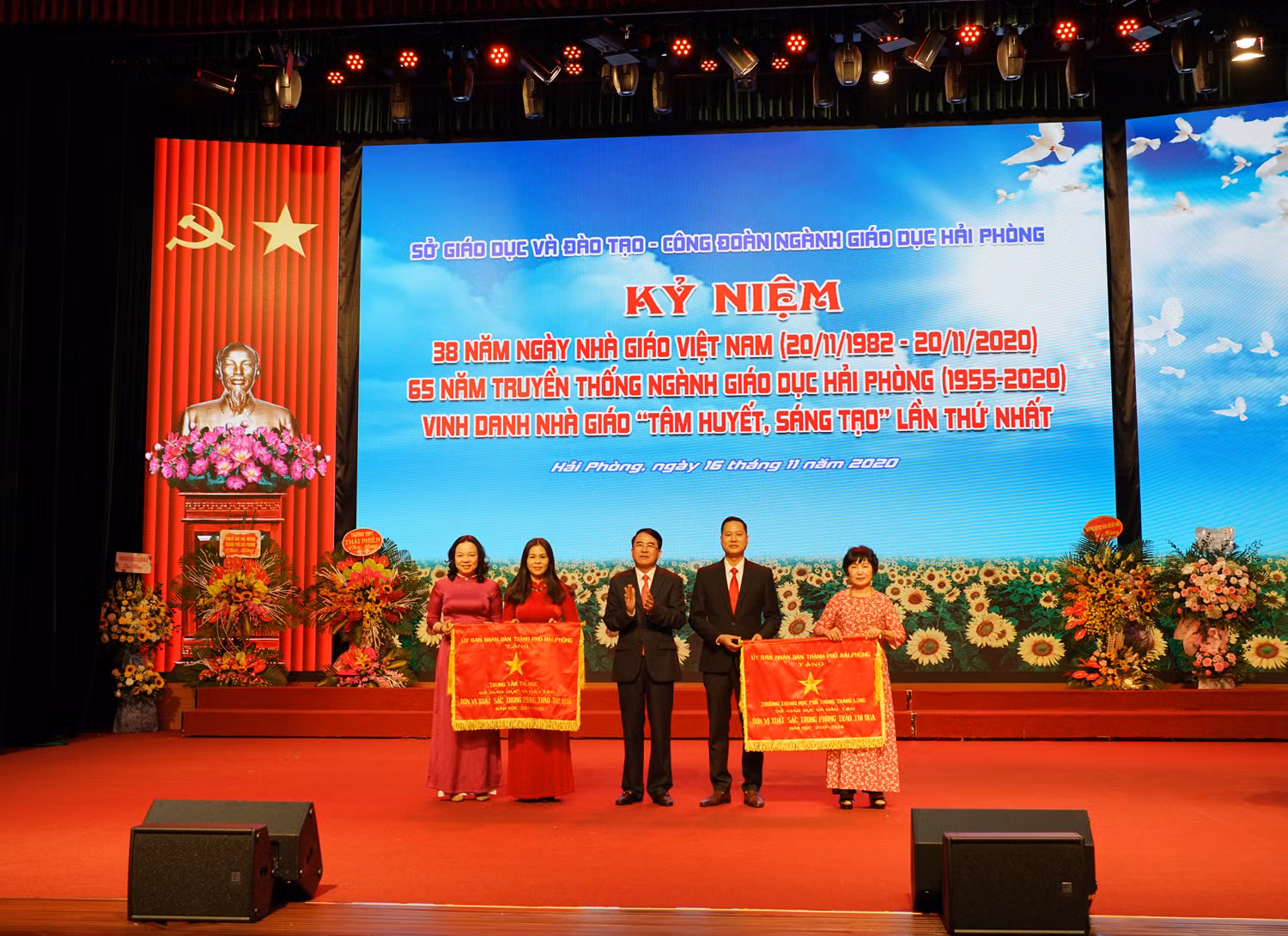 Ông Lê Khắc Nam, Phó chủ tịch Ủy ban nhân dân thành phố Hải Phòng trao cờ tặng 2 đơn vị xuất sắc trong phong trào thi đua trực thuộc sở (Ảnh: Lã Tiến)