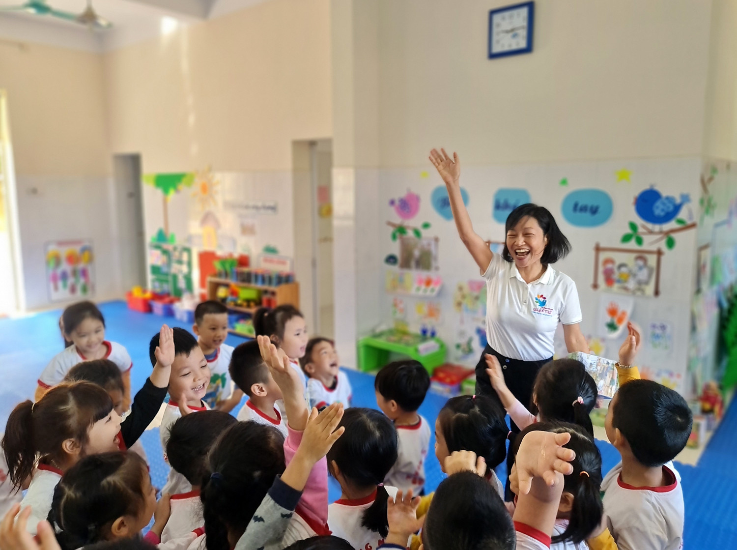 Cô giáo Phạm Thị Thanh Bình luôn tràn đầy nhiệt huyết với việc chăm sóc, nuôi dạy trẻ (ảnh: Lã Tiến)
