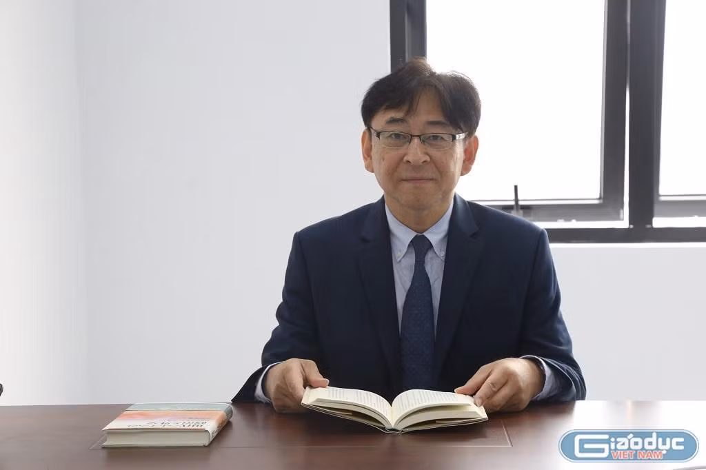Giáo sư Mitsuo Omoteda chọn Trường Đại học Kinh tế - Đại học Đà Nẵng làm nơi nghiên cứu vì đã "trót yêu" mảnh đất Việt Nam. Ảnh: TH