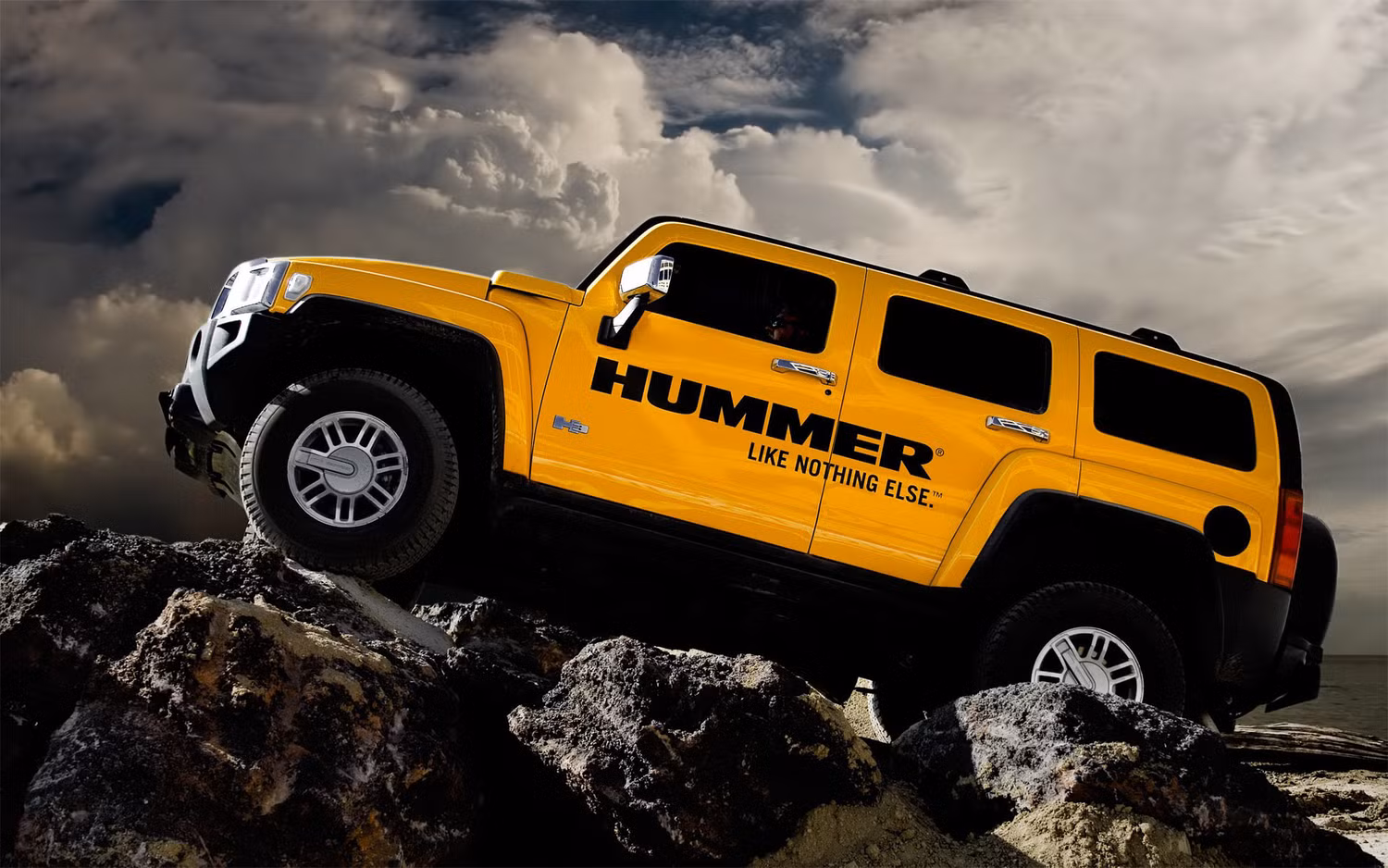 Rất ít loại xe khiến người ta dễ nhận ra như xe thể thao việt dã Hummer: gồ ghề, mãnh mẽ đầy vẻ đe dọa – những nét kế thừa từ nguyên mẫu xe chuyên dụng của quân đội Mỹ.