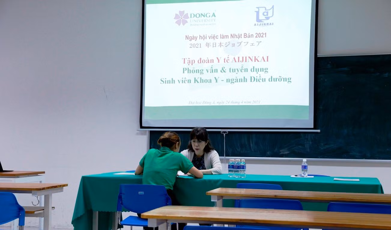 Nhiều sinh viên được phỏng vấn, tuyển dụng trong ngày hội việc làm Nhật Bản 2021. Ảnh: AN Nhiều sinh viên được phỏng vấn, tuyển dụng trong ngày hội việc làm Nhật Bản 2021. Ảnh: AN