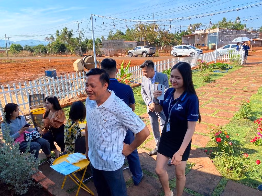 Khách hàng tham quan nhà mẫu bất ngờ trước thời gian lắp đặt nhanh kỷ lục, chỉ cần xách va li vào ở. Khách hàng tham quan nhà mẫu bất ngờ trước thời gian lắp đặt nhanh kỷ lục, chỉ cần xách va li vào ở.
