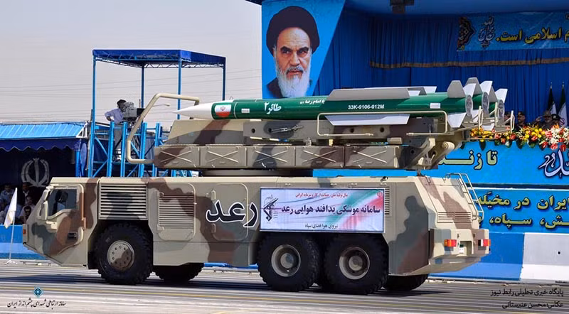 Hệ thống phòng không mới nhất do Iran sản xuất mang tên Ra'ad trong cuộc diễu binh biểu dương lực lượng, tưởng nhớ ngày đầu của cuộc chiến tranh Iran - Iraq (1980-1988). Hệ thống phòng không mới nhất do Iran sản xuất mang tên Ra'ad trong cuộc diễu binh biểu dương lực lượng, tưởng nhớ ngày đầu của cuộc chiến tranh Iran - Iraq (1980-1988).