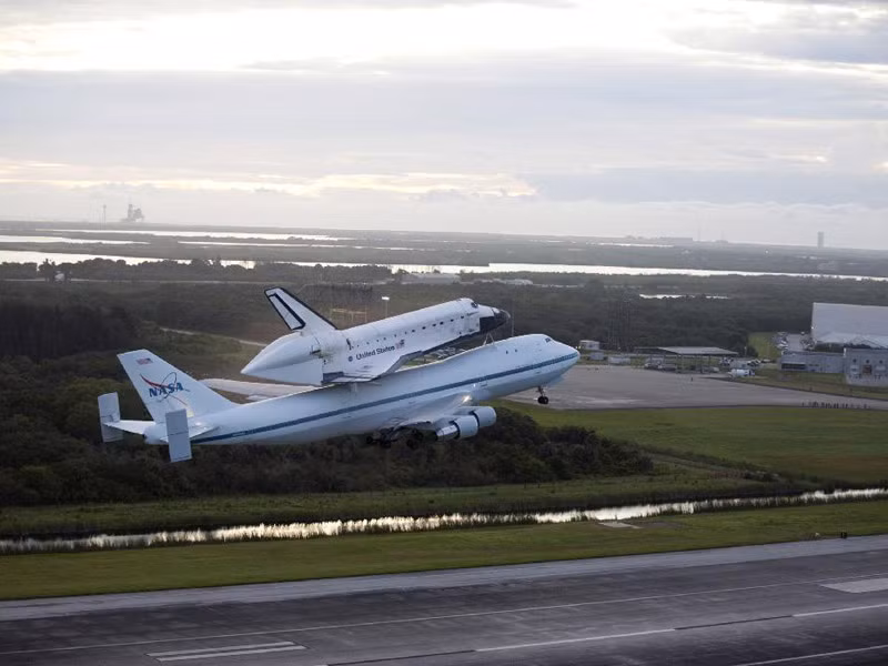 Tàu con thoi Endeavour gắn trên máy bay Shuttle tại trung tâm vũ trụ Kennedy của NASA ở Florida. Tàu con thoi Endeavour gắn trên máy bay Shuttle tại trung tâm vũ trụ Kennedy của NASA ở Florida.