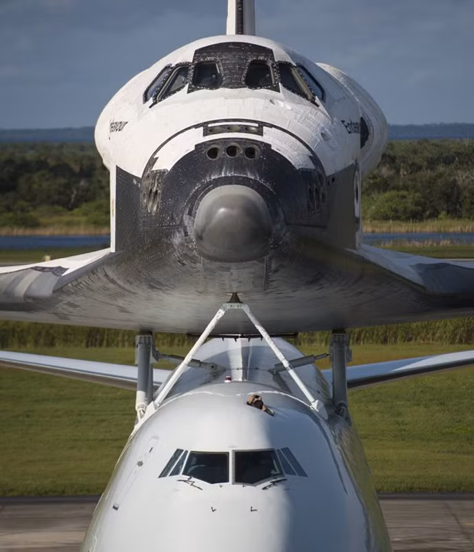Tàu con thoi Endeavour gắn trên máy bay Shuttle tại trung tâm vũ trụ Kennedy của NASA ở Florida. Tàu con thoi Endeavour gắn trên máy bay Shuttle tại trung tâm vũ trụ Kennedy của NASA ở Florida.