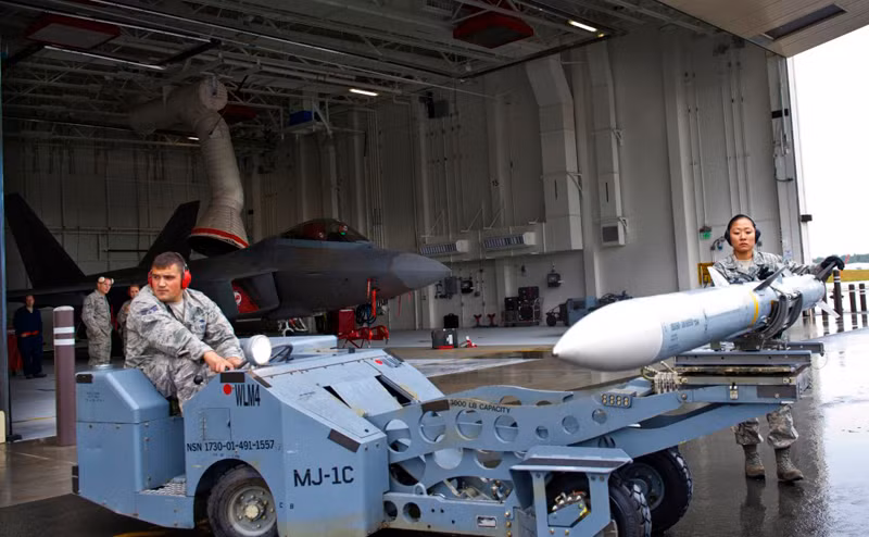 Elmendorf-Richardson, Alaska (20/8): Chuẩn bị gắn tên lửa cho tàng hình cơ F-22 tại căn cứ Không quân Elmendorf-Richardson, bang Alaska. Elmendorf-Richardson, Alaska (20/8): Chuẩn bị gắn tên lửa cho tàng hình cơ F-22 tại căn cứ Không quân Elmendorf-Richardson, bang Alaska.