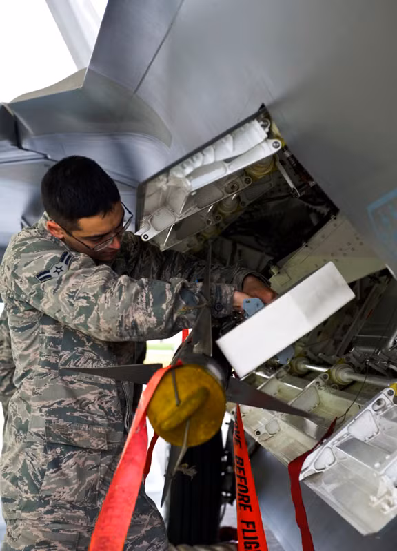 Elmendorf-Richardson, Alaska (20/8): Chuẩn bị gắn tên lửa cho tàng hình cơ F-22 tại căn cứ Không quân Elmendorf-Richardson, bang Alaska. Elmendorf-Richardson, Alaska (20/8): Chuẩn bị gắn tên lửa cho tàng hình cơ F-22 tại căn cứ Không quân Elmendorf-Richardson, bang Alaska.