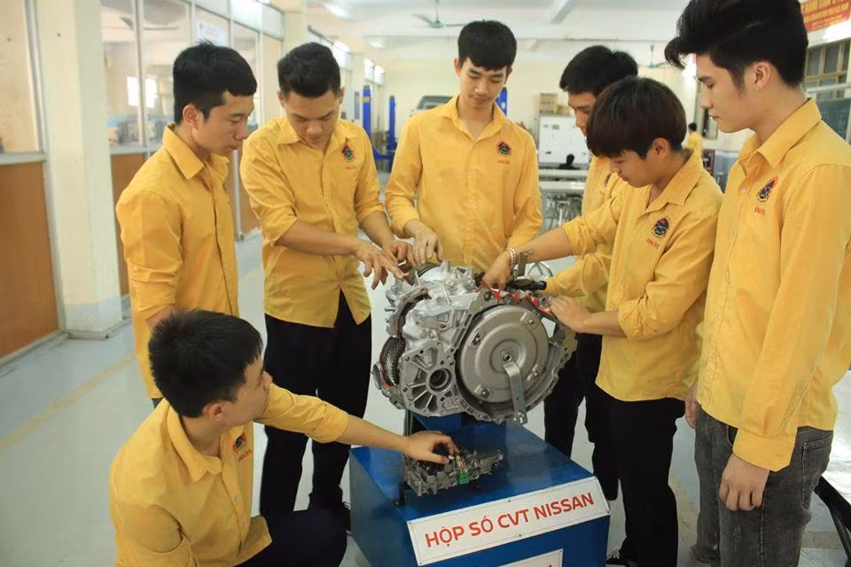 Sinh viên Khoa Ô tô trong giờ thực hành tại Trung tâm Đào tạo Kỹ thuật Toyota - Trường Đại học Sao Đỏ. Ảnh: Trường Đại học Sao Đỏ