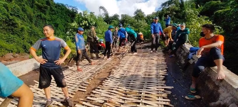Việc đi lại của các thầy cô giáo sẽ còn rất nhiều vất vả.