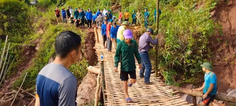Cây cầu tạm nhanh chóng được hoàn thiện.
