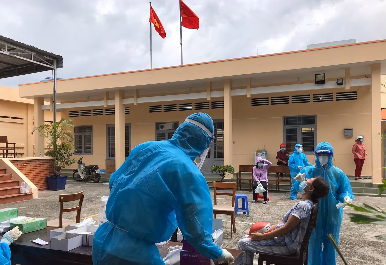 Hình ảnh sinh viên trường Trường Đại học Kỹ thuật Y-Dược Đà Nẵng tham gia lấy mẫu xét nghiệm cho người dân tại thành phố Thủ Đức (ảnh: NTCC)