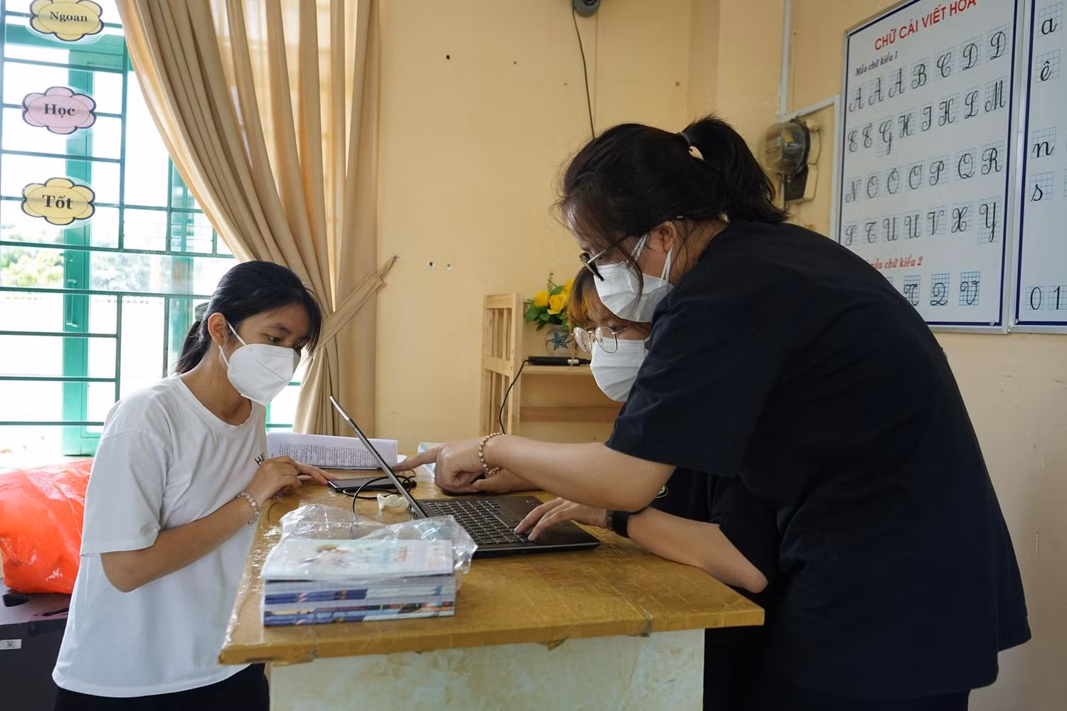 Lan Anh, sinh viên K17 Đại học Y tế Công cộng tâm sự, công việc của chúng em bắt đầu từ sáng sớm đến tối muộn, yêu cầu sự tập trung và độ căng thẳng cao (ảnh: NVCC)